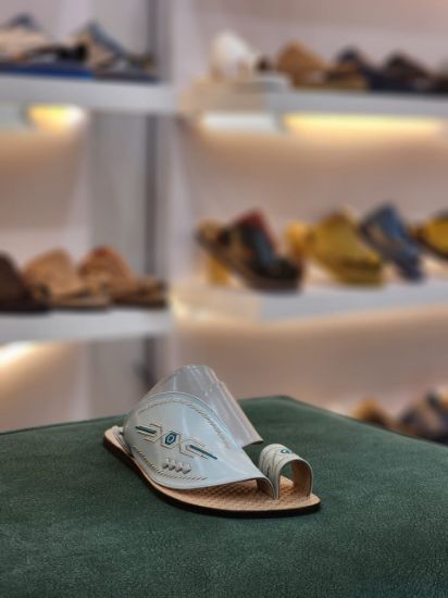 صورة زبيريزبيري وطني مطرز  ارضيه جلد مديل م 17